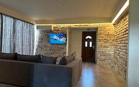 Aqua Luxury Suites By Estia